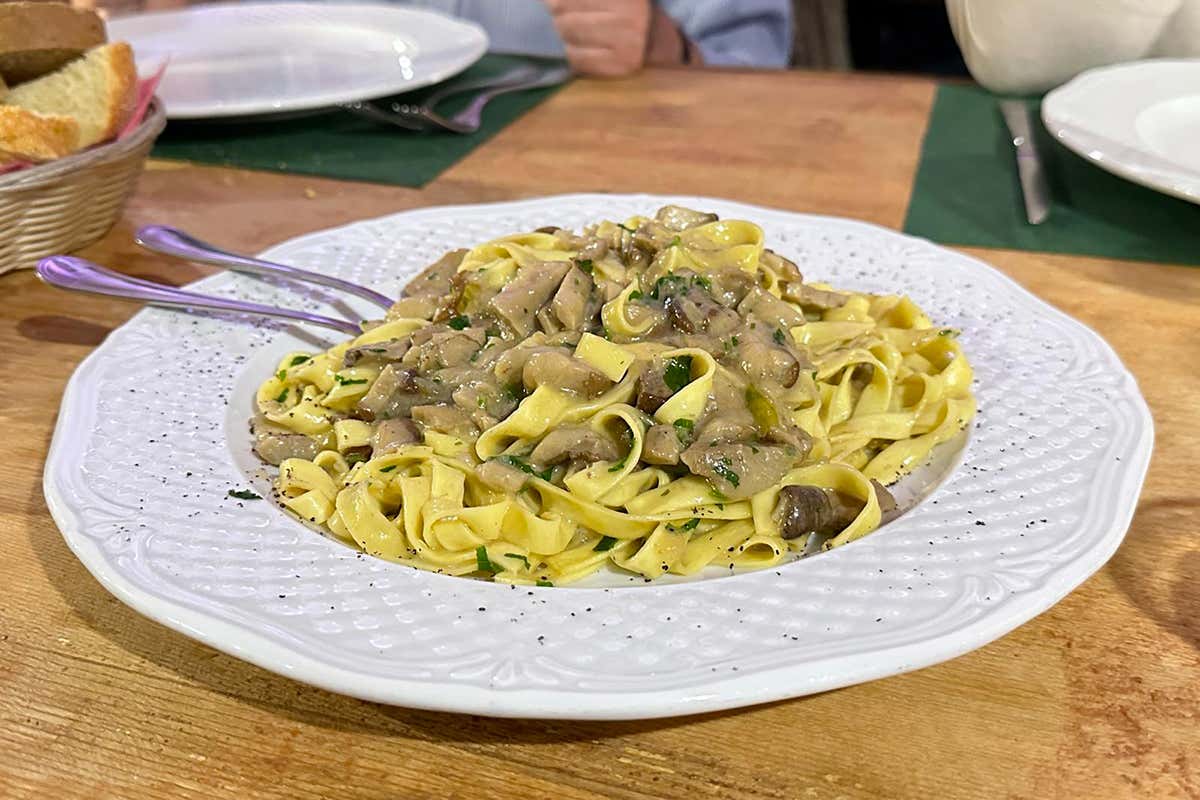 In Carnia, il borgo che racconta le tradizioni di un popolo attraverso il legno