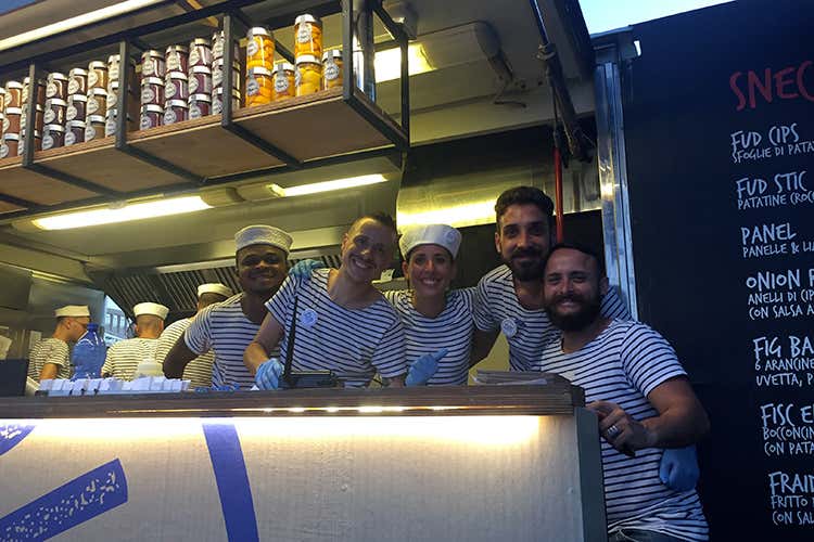 Lo staff di Fud Bocs (Nautoscopio sposa l&rsquo;arte e il bere con la cucina genuina di Fud Bocs)