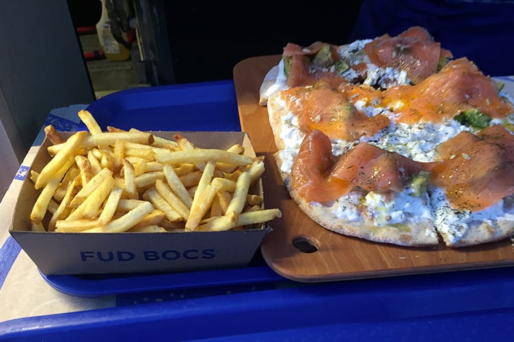 Fud Bocs pizza, con salmone e burrata (Nautoscopio sposa l’arte e il bere con la cucina genuina di Fud Bocs)