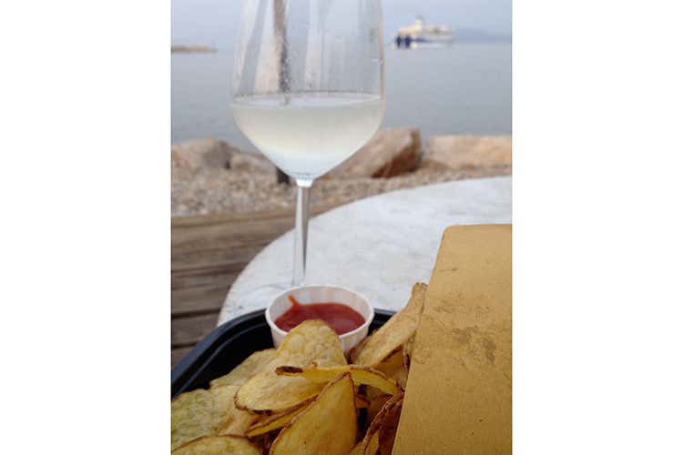 Aperitivo al mare (Nautoscopio sposa l&rsquo;arte e il bere con la cucina genuina di Fud Bocs)