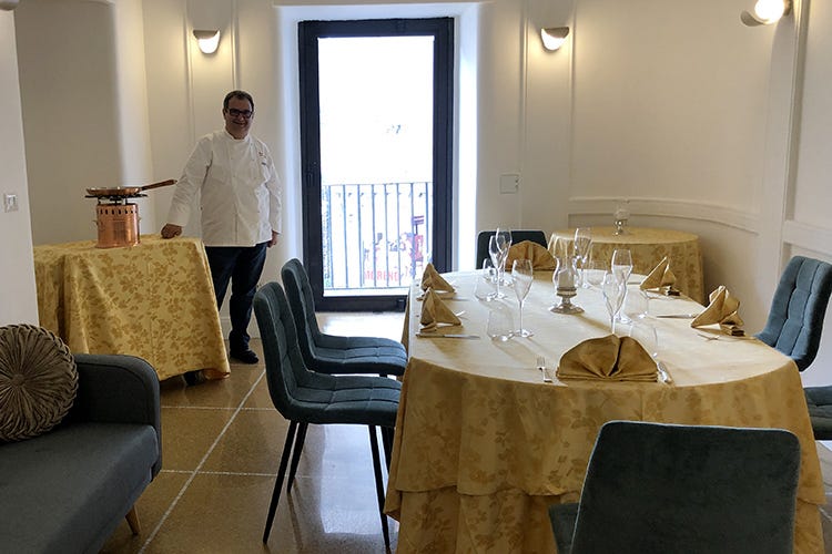 Paolo Gramaglia nella sala del suo nuovo ristorante in centro Napoli (Il Neapolitan style del Garò Per Gramaglia un «ritorno a casa»)