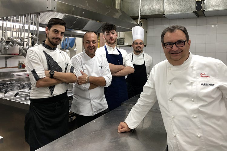 Paolo Gramaglia e la brigata di cucina (Il Neapolitan style del Garò Per Gramaglia un «ritorno a casa»)