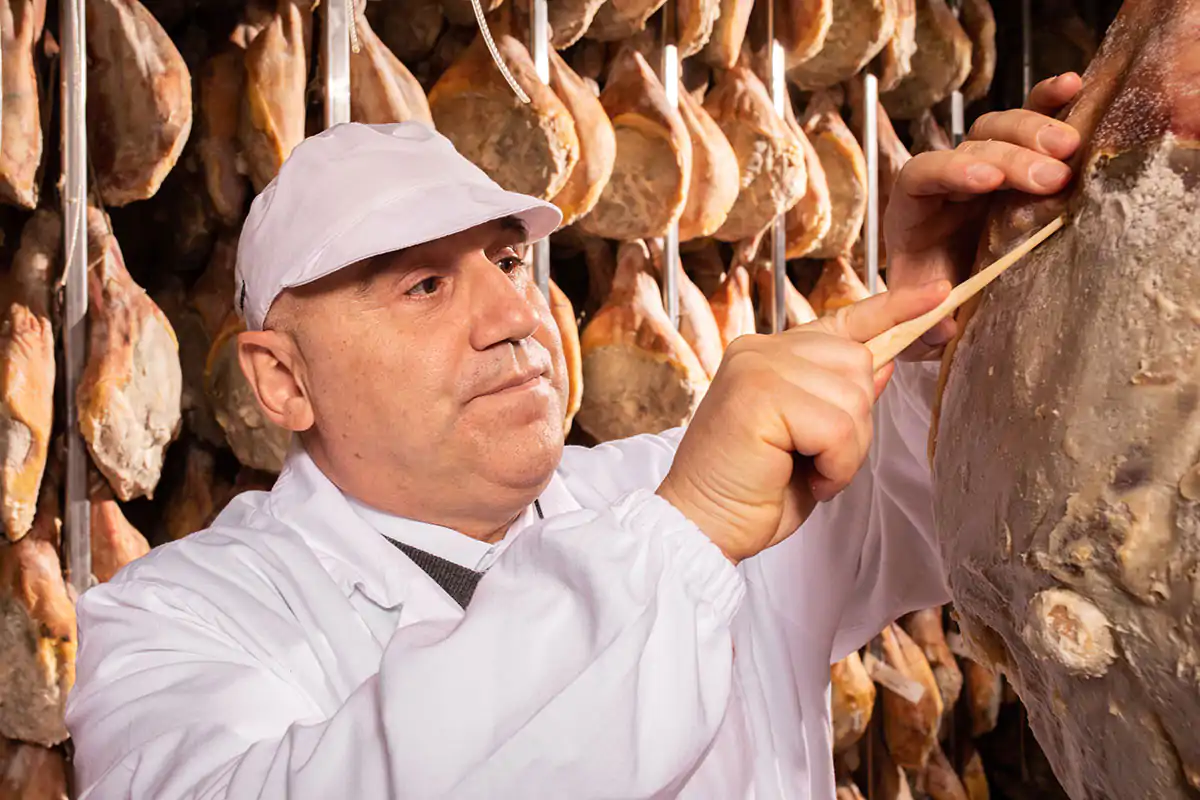 Nello stesso modo, da sempre. Cos&igrave; nascono i prosciutti San Michele
