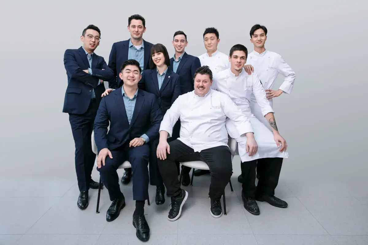 Lo staff del New wave by Da Vittorio di Shangai&nbsp; New wave by Da Vittorio sbarca a Shangai col primo art museum restaurant