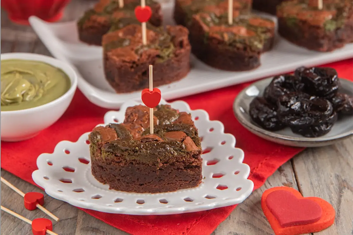 New Romantic Brownies di Sonia Peronaci. Foto:&nbsp; California Prune Board San Valentino new romantic con le Prugne della California e Sonia Peronaci
