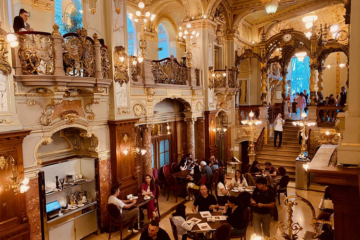 Gli sfarzosi interni del celebre New York Café, un tuffo nell'eleganza Belle Époque tra stucchi dorati e lampadari monumentali