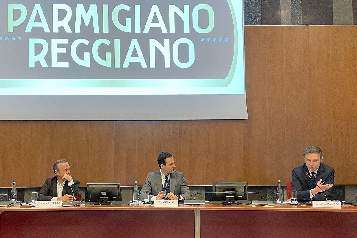 Nicola Bertinelli (presidente del Consorzio), Dario Donato (TgCom24) e Guglielmo Garagnani (vicepresidente del Consorzio) Boom del Parmigiano Reggiano: una forma su 4 si compra in caseificio