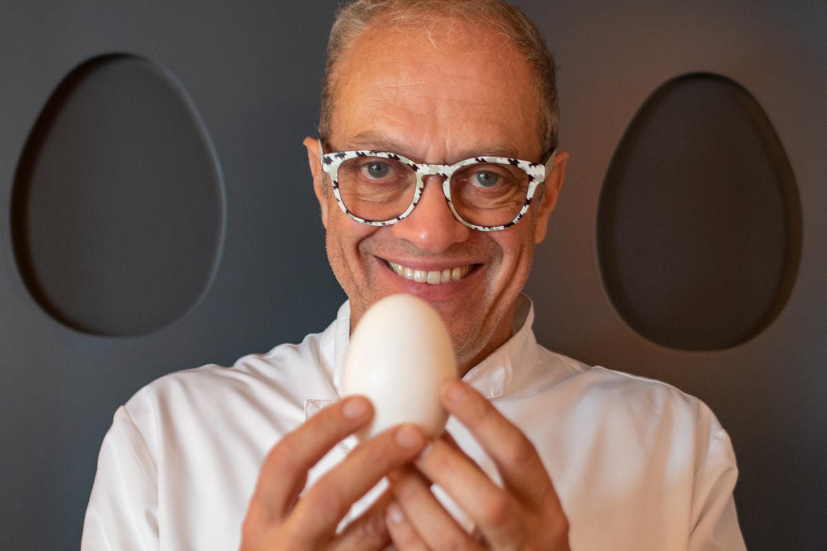 Nicola Batavia è lo chef del ristorante Il Birichin, che quest'anno festeggia trent'anni di attività I Birichin: trent'anni sotto il segno del talento di Nicola Batavia. E dell'uovo