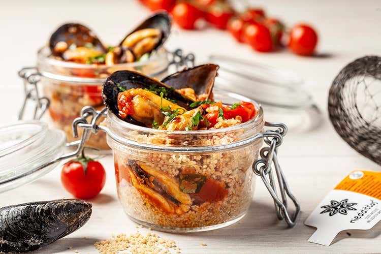 Barattolini di cous cous con cozze Nieddittas e pomodorini