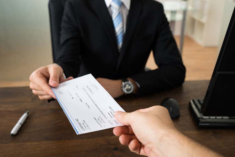 (Niente più contanti ai dipendenti Lo stipendio deve essere tracciabile) (Niente più contanti ai dipendenti Lo stipendio deve essere tracciabile)