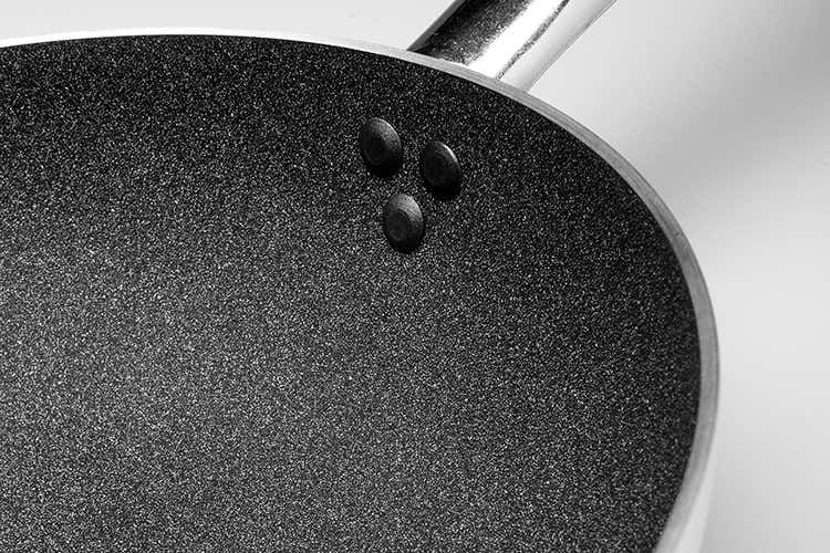 Shark Skin Horeca si avvale di una tecnologia innovativa che preserva la sua funzione antiaderente nel tempo (Niente sarà più come prima Shark Skin, rivoluzione in cucina)