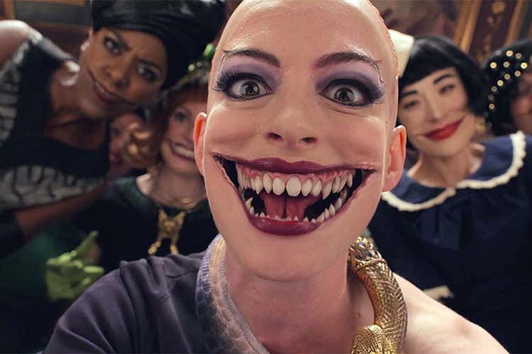 La Strega Anne Hathaway - Niente scherzi a Halloween Tutti in casa a cucinare