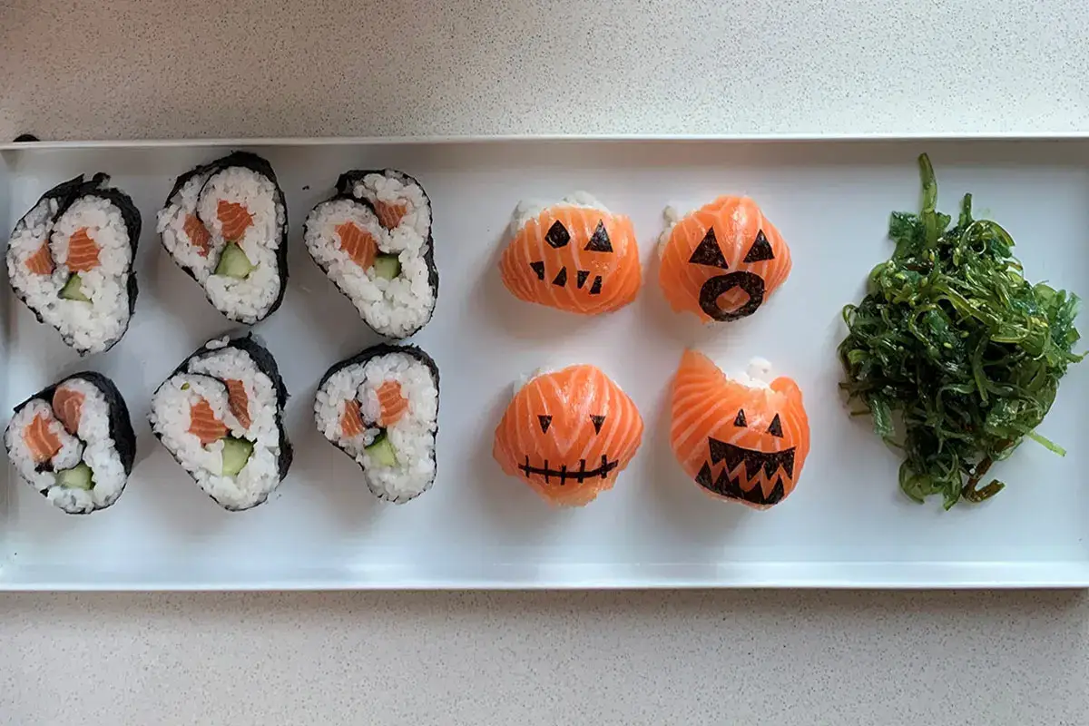 Nigiri sushi e maki sushi con salmone norvegese Nigiri sushi e maki sushi con salmone norvegese