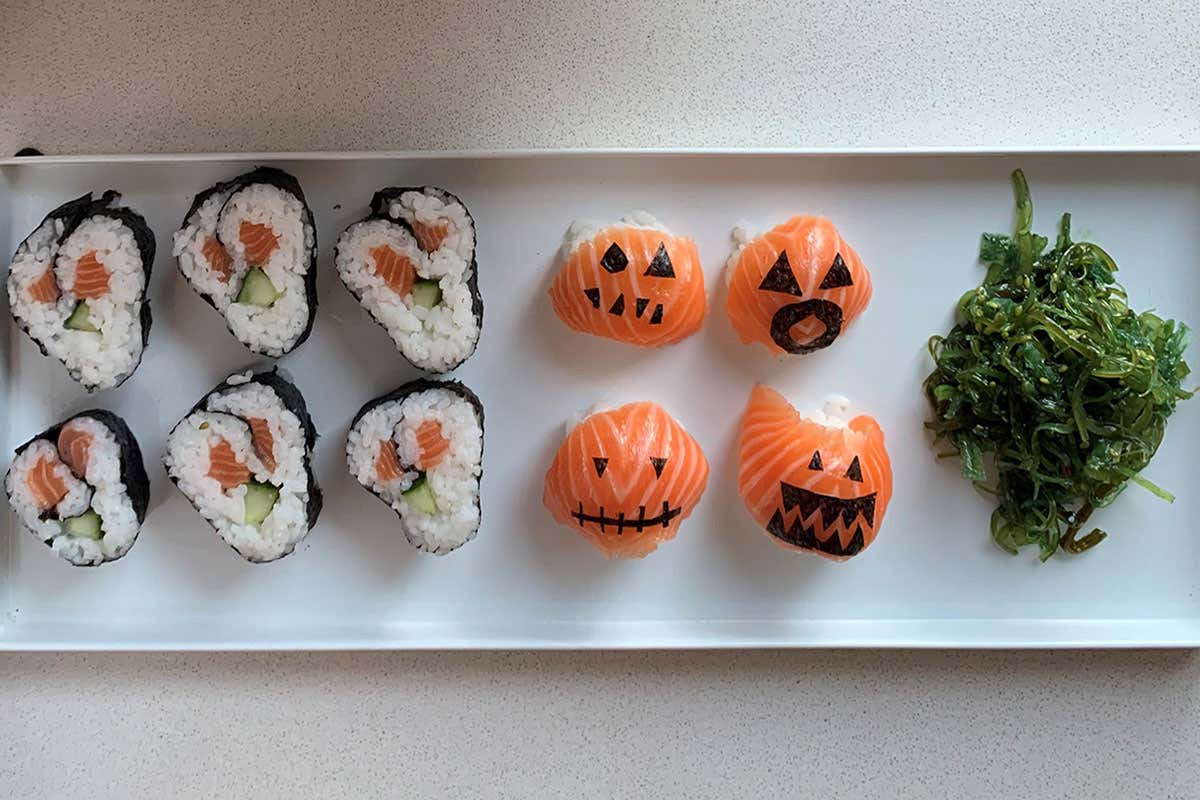 Nigiri sushi e maki sushi con salmone norvegese Nigiri sushi e maki sushi con salmone norvegese