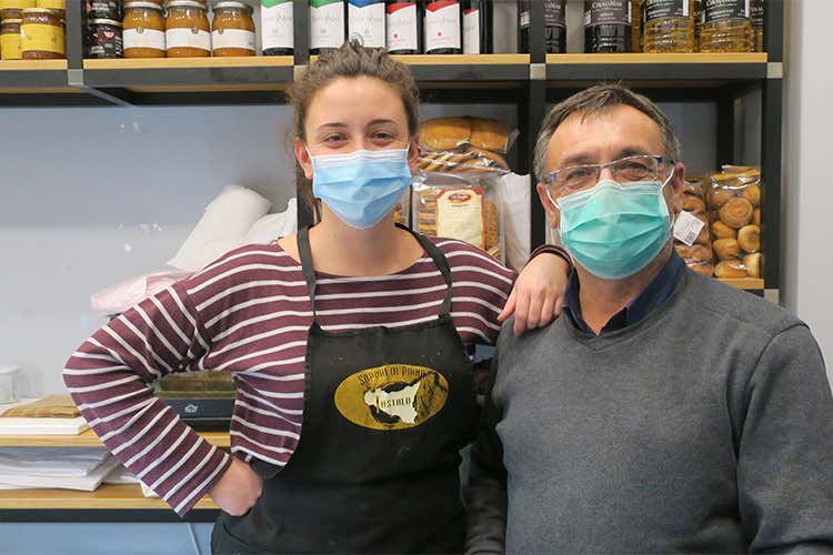 Nino Bello e la figlia Laura - Gli antichi sapori albanesi rivivono dietro il bancone di Tastalo