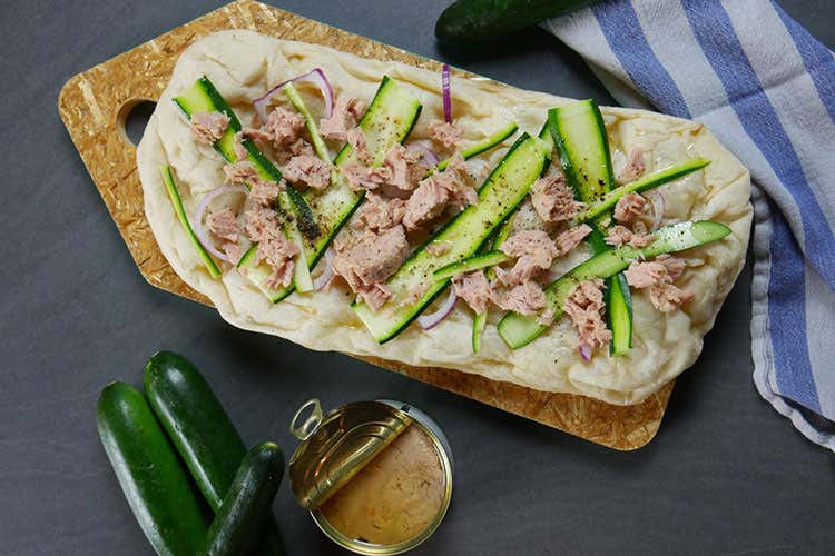 Focaccia con tonno, cipolla e zucchine - Non gettare l’olio del tonno Ricco di Omega 3 e vitamina D