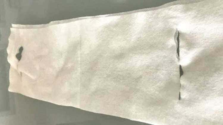 Un esempio delle mascherine giudicate non idonee e subito ritirate - Non idonee 200mila mascherine Ritirate dagli ospedali lombardi