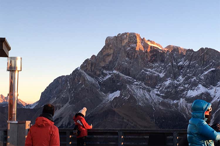 S. Martino di Castrozza, sport e territorio Si scia all'alba dopo una colazione a km 0