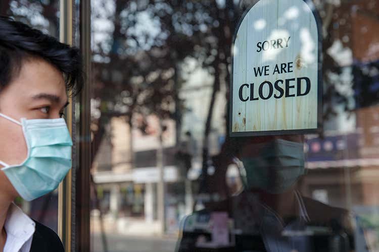 Il nuovo Dpcm ha imposto una stretta sugli assembramenti e la movida: chiusura di tutti i locali a mezzanotte; bar la vendita in piedi termina alle 18, poi solo servizio al tavolo - Non è un coprifuoco Ma i locali pagano il prezzo più alto