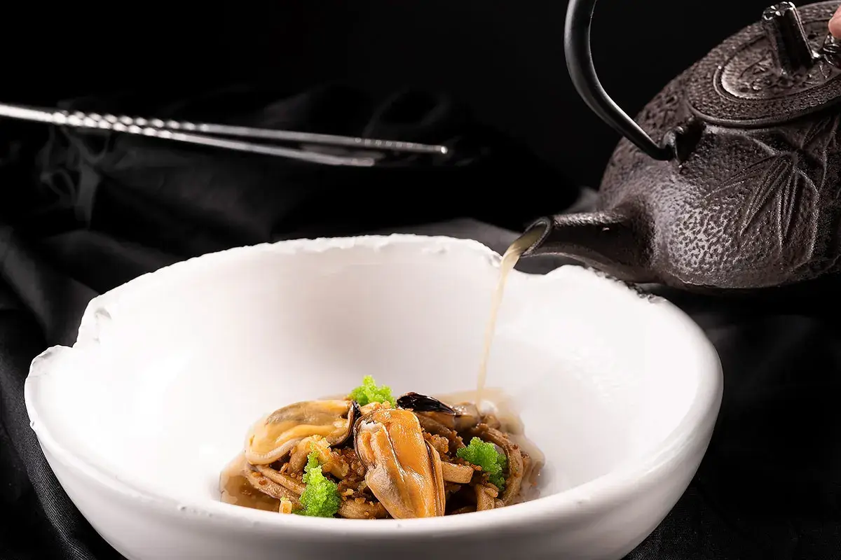 Noodles all’aglio nero, cozze e guanciale 
