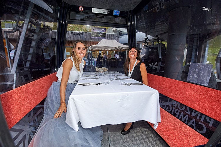 A sinistra, Martina Marcora (Notte bianca del cibo Italiano Cena in telecabina in Trentino-Alto Adige)