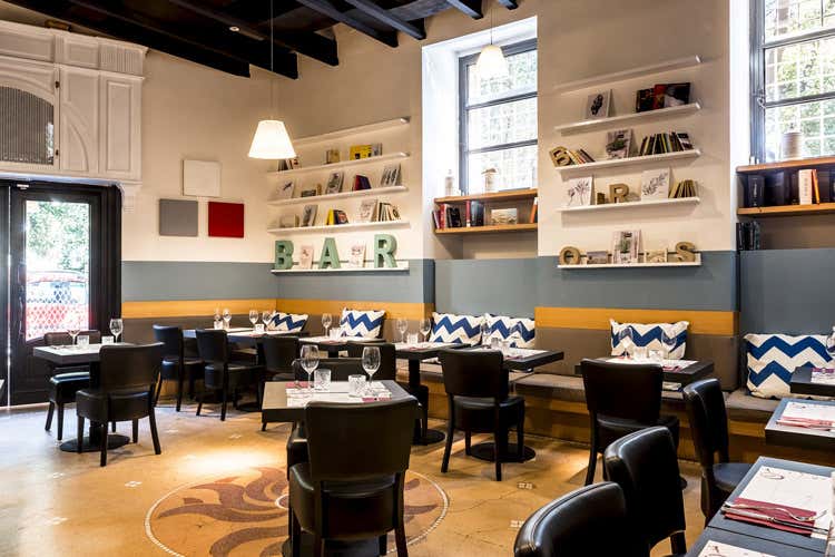 La sala del locale romano di via Settembrini (Nuova vita per Achilli Caffè In cucina Cristiano Catapano)