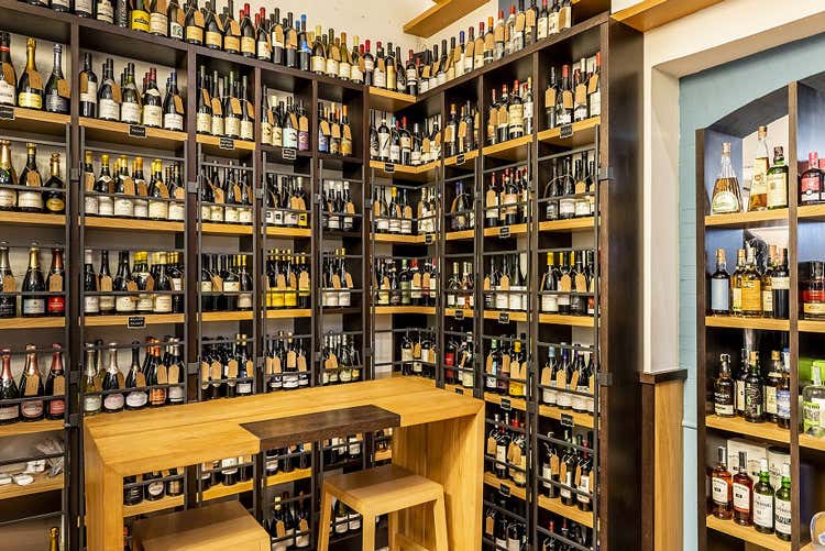 La cantina propone una selezione di 6mila etichette (Nuova vita per Achilli Caffè In cucina Cristiano Catapano)