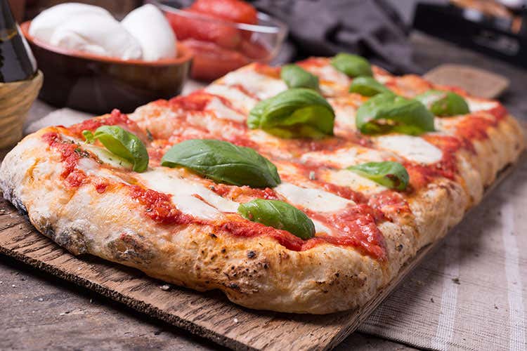 Oggi la pizza in pala entra di diritto nei menu di molte pizzerie (Nuove tendenze, pizza in pala e impasti ad alta idratazione) Oggi la pizza in pala entra di diritto nei menu di molte pizzerie (Nuove tendenze, pizza in pala e impasti ad alta idratazione)