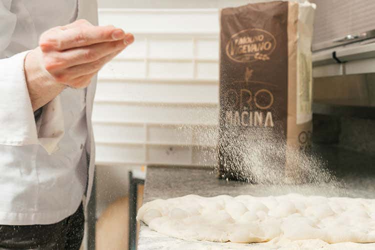 Grazie alla presenza del germe di grano vitale, la farina Tramonti della Linea Oro di Macina consente di realizzare impasti ad alta idratazione e adatti a lunghe maturazioni (Nuove tendenze, pizza in pala e impasti ad alta idratazione)