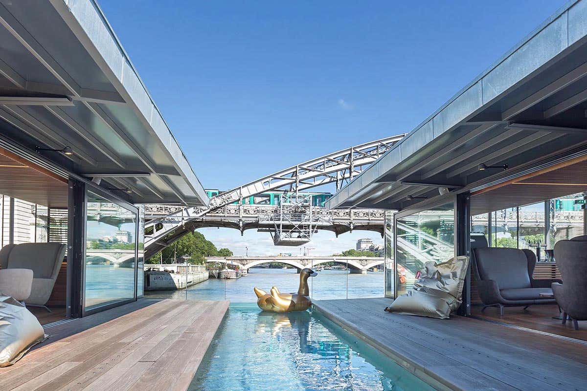 Il primo hotel-bar di Parigi, galleggiante sulla Senna Il primo hotel-bar di Parigi, galleggiante sulla Senna