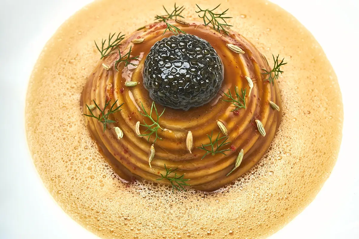OMAGGIO A SOLIVERES: Turbante di Spaghetti di Gragnano con astice blu bretone finocchio e caviale oscietra Grand Hotel Parker’s, storia di uno scienziato che si scoprì albergatore