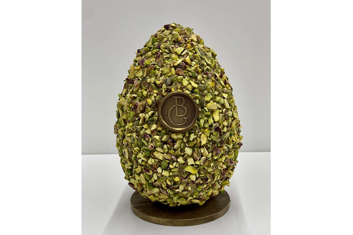 Uovo Verde, guarnito di pistacchi tritati A Pasqua il dolce ha il sapore della tradizione e delle sue evoluzioni Uovo Verde, guarnito di pistacchi tritati A Pasqua il dolce ha il sapore della tradizione e delle sue evoluzioni