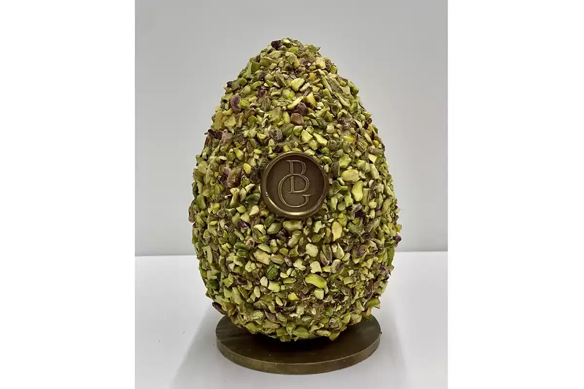 Uovo Verde, guarnito di pistacchi tritati A Pasqua il dolce ha il sapore della tradizione e delle sue evoluzioni