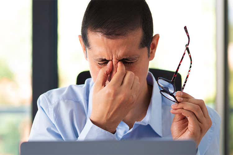 Altra causa di arrossamento, l'uso eccessivo di tablet, computer e smartphone - Perch&eacute; vengono gli occhi rossi? Ecco tutte le situazioni a cui badare