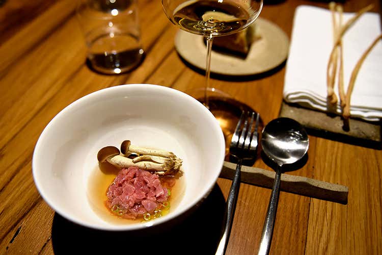 Hot pot - Manzo battuto, funghi, cipollotto, brodo di sardine affumicate (Octavin ad Arezzo Nuova esperienza gastronomica)