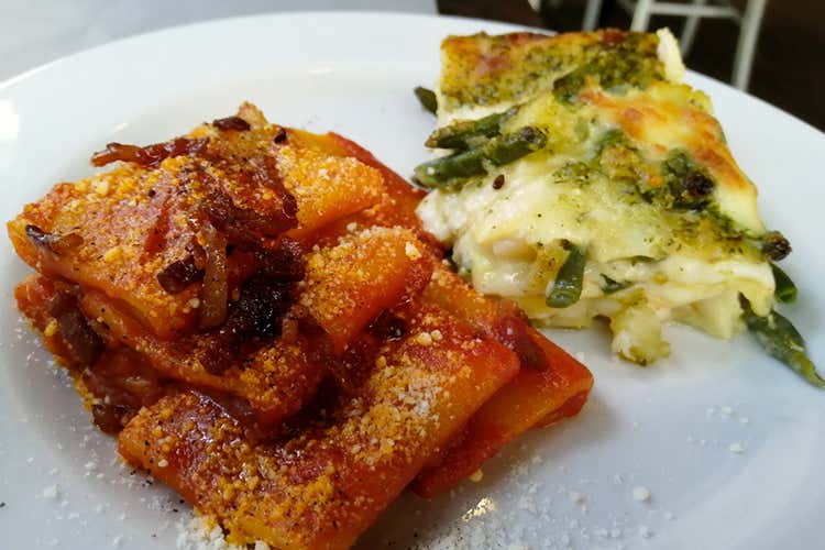 Tra i primi piatti da provare le lasagne al pesto - Officine Farneto, torna il brunch ma nel verde e seduti a tavola Tra i primi piatti da provare le lasagne al pesto - Officine Farneto, torna il brunch ma nel verde e seduti a tavola