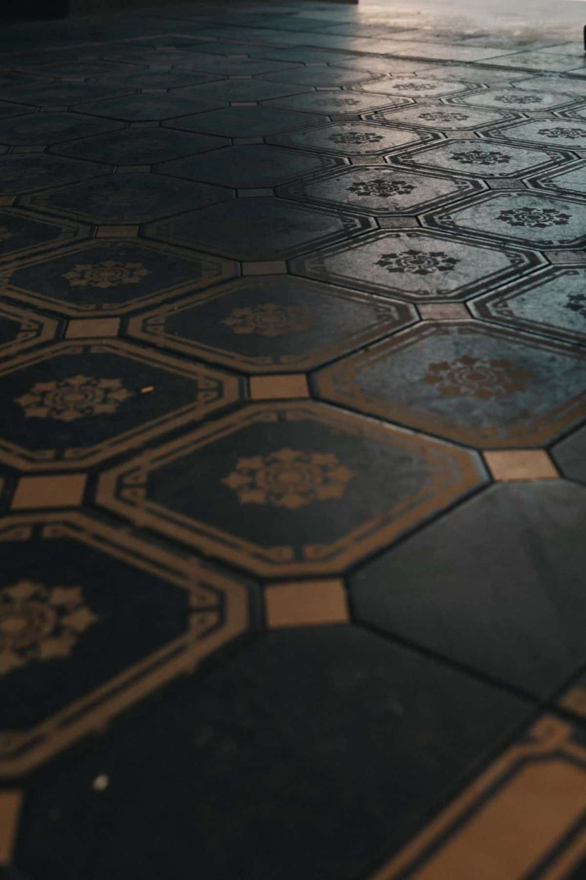 Dettaglio evocativo del pavimento geometrico