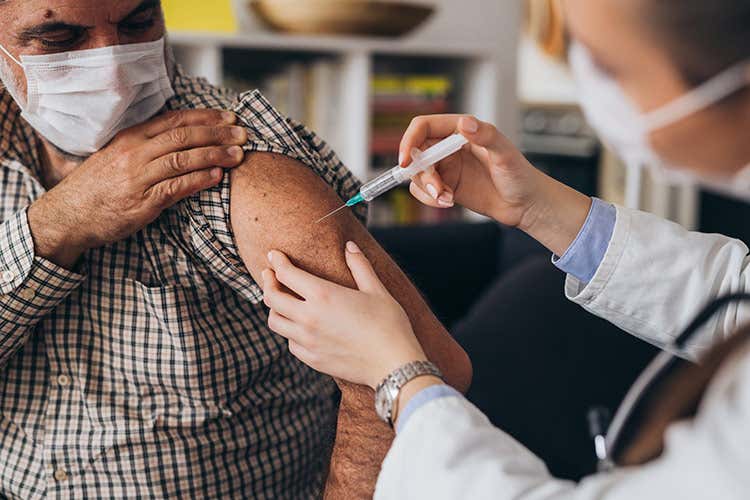 Meno contagi in 24 ore con record di tamponi - Ok per il vaccino AstraZeneca Scende il tasso di positività Meno contagi in 24 ore con record di tamponi - Ok per il vaccino AstraZeneca Scende il tasso di positività