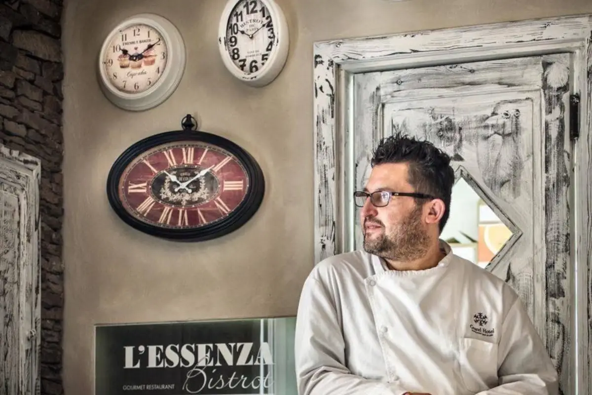 Massimiliano Villani nelle cucine dell'Essenza Bistrot di Olbia Un &ldquo;valdostrano&rdquo; al comando dell'Essenza Bistrot di Olbia