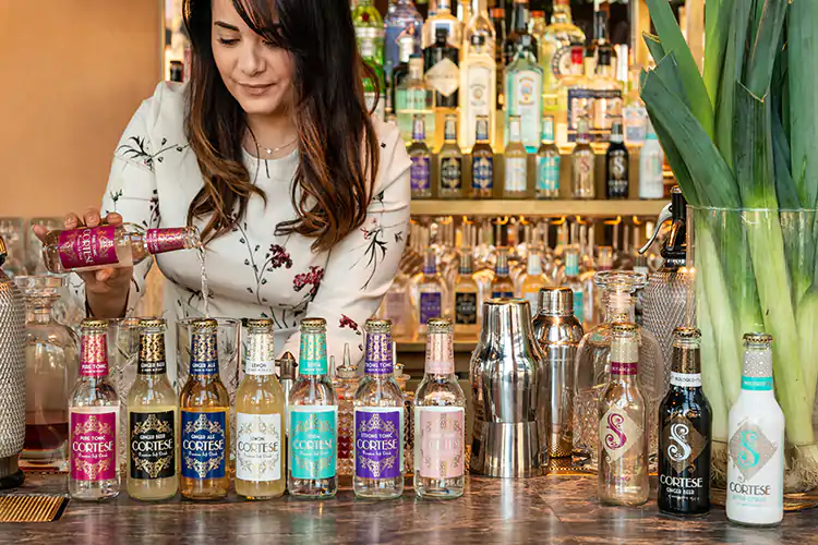 Tonica Cortese di Bevande Futuriste Old style, healty, profumi esotici I drink dell&rsquo;estate sono senz&rsquo;alcol