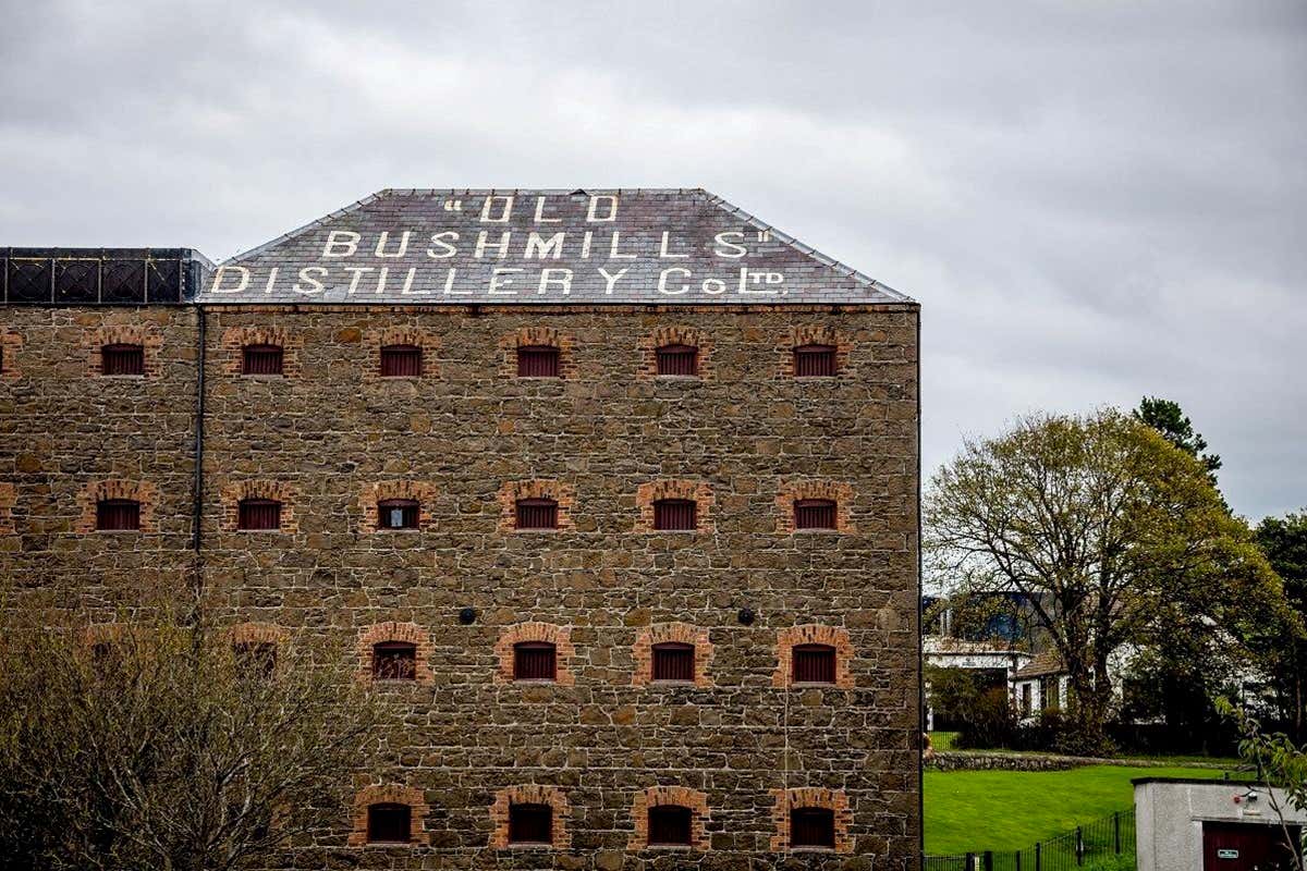 La Old Bushmills Distillery, nel villaggio di Bushmills, è la distilleria autorizzata più antica del mondo