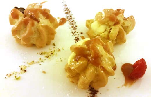 Bigné al riso e olio Gran Cru Spinicci farciti con crema Chantilly Bigné al riso e olio Gran Cru Spinicci farciti con crema Chantilly