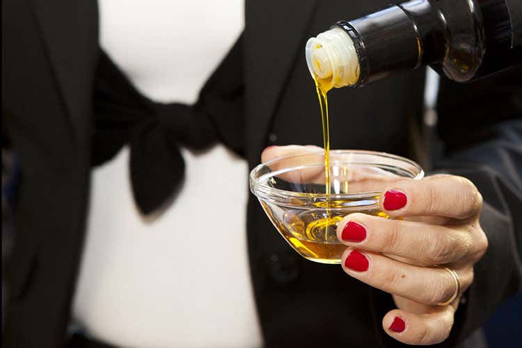 Una buona dieta si fonda sull'uso di olio Fonte di energia con proprietà antitumori Una buona dieta si fonda sull'uso di olio Fonte di energia con proprietà antitumori