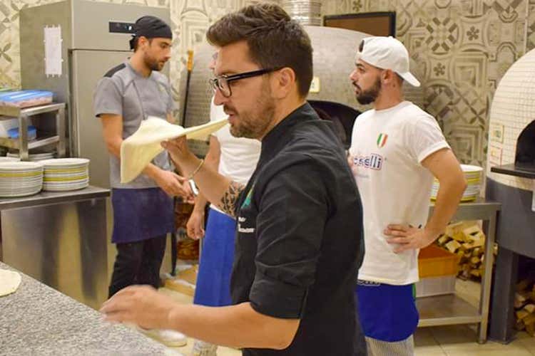 (Olio e Basilico, pizza d'altri tempi Impasti di qualità e topping locale)