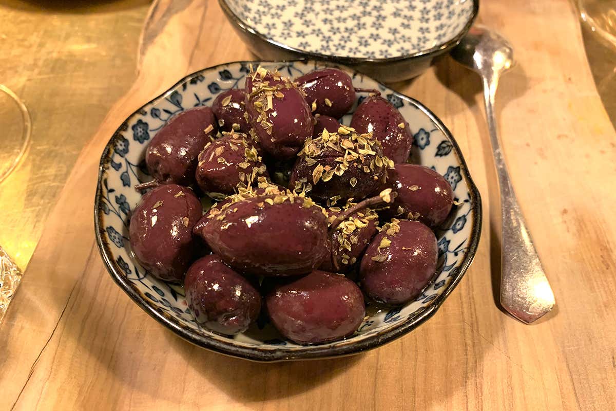 Olive di Kalamata La Grecia della tradizione va oltre i luoghi comuni e vola alto