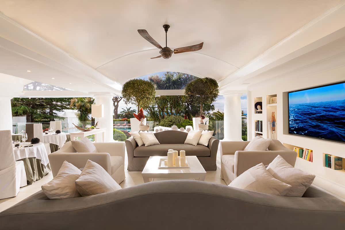 La terrazza de L'Olivo Capri Palace: arte, ospitalità e cucina stellata in un luogo unico