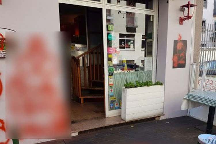 Omofobia, dopo il b&b calabrese negato presa di mira una pizzeria milanese Omofobia, dopo il b&b calabrese negato presa di mira una pizzeria milanese