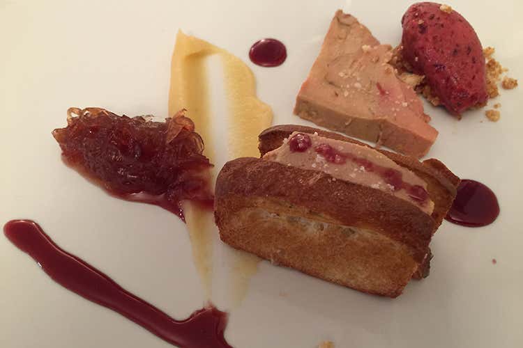 Foie gras, microroll con cipolla Tropea, sorbetto uva fragola, composta mela cotogna - One Love, addio ai pranzi di lavoro Un menu unico per pranzo e cena