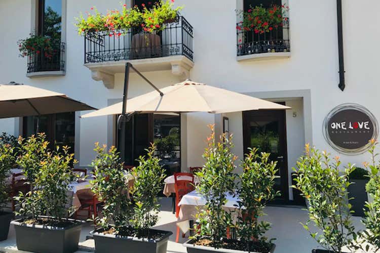 L'esterno del locale - One Love, addio ai pranzi di lavoro Un menu unico per pranzo e cena