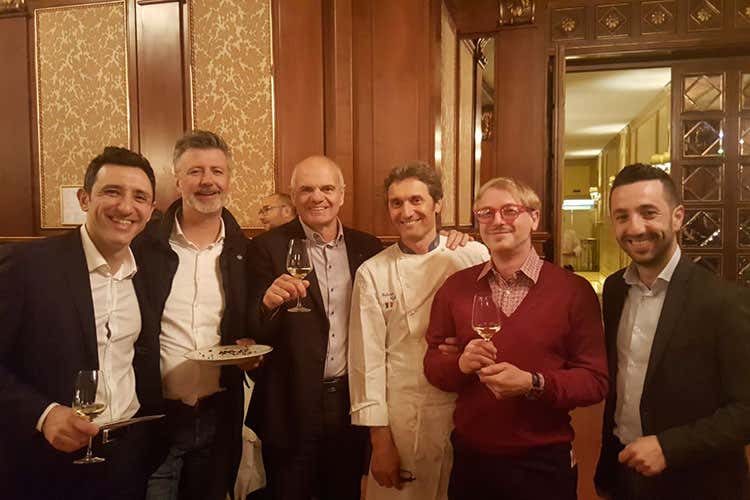 Fabio Silva, Gianni Tarabini, Enrico Derflingher, Fabrizio Cadei, Nicola Ferrelli e Andrea Raccanello (Open City, app e card per girare Milano Euro-Toques cura l'iter enogastronomico) Fabio Silva, Gianni Tarabini, Enrico Derflingher, Fabrizio Cadei, Nicola Ferrelli e Andrea Raccanello (Open City, app e card per girare Milano Euro-Toques cura l'iter enogastronomico)